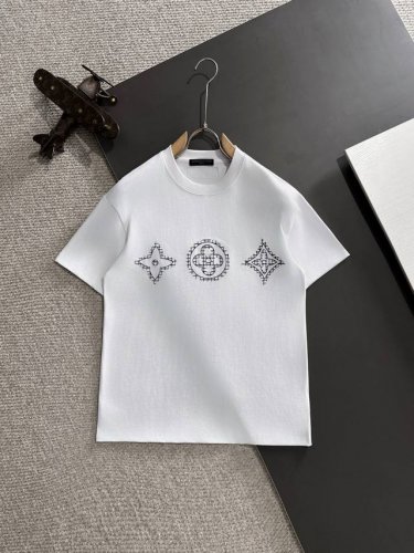 隔天出货 Lv 2025春夏新款 顶级品质 区别通货 重磅推出双纱纯棉面料短袖 春夏走秀款 个性独家款式 男女同款 采用进口定制定染面料 后领锁链底全包肩 过水