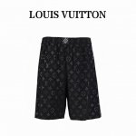 louis Vuitton Lv 波纹提花桑蚕丝短裤 采用桑蚕丝面料制成，纤维内部布满微气孔，形成天然的温控系统，使其具有良好的透气性，同时可快速吸收汗液并散发