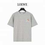 loewe 罗意威 25Ss 联名Suna Fujita 兔子徽标刺绣短袖T恤 轻盈棉质 T 恤，正面饰有小兔图案，搭配 Anagram 刺绣。 T 恤为 Lo