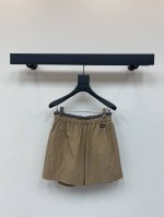 miumi*25春夏新款炸街休闲神器，松紧腰短裤。版型超级不挑人，带点阔版的感觉，定制标志字母Logo。尼龙面料，比较轻薄质感，一系列搭配上身时髦又有型。Sml