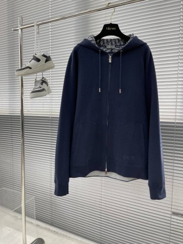 Dio 春夏新品拉链帽衫套装 整套衣服的版型，挺括有型，搭配Logo点缀 做工任何瑕疵，进口高密度天丝加莱赛尔加针织面料，双面针织里外一致，手感极为亲肤舒适 摸