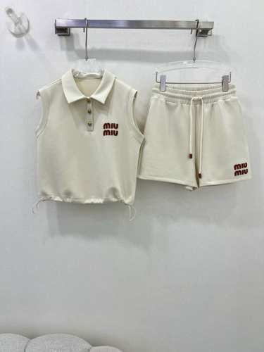 p390Miumi* 25新款套装 翻领无袖上衣短裙的组合 经典字母皮标装饰 爆款来袭 人人都能驾驭Ins风懒人卫衣套装。时髦运动风，本期为大家带来的懒人套装是