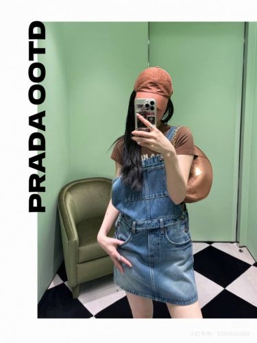 pr*Da 25Ss春夏新款 丹宁牛仔迷你背带裙丨独家Yb开发 高版出品 这款洋溢年轻气息的现代背带连衣裙取材做旧效果的复古丹宁面料打造 金属徽标和典藏徽标装点