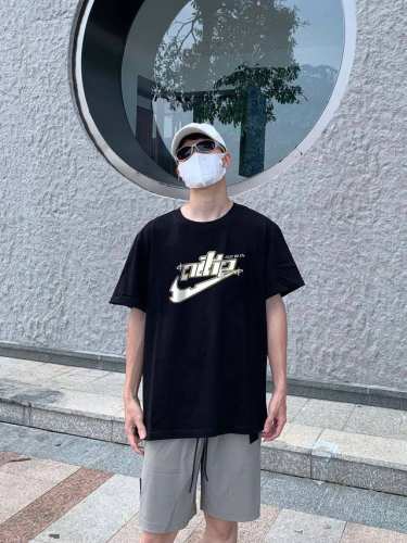 上新！标志Logo，化繁为简！Nike 耐克极简的设计转化为服装语言，就如这件基础短袖T恤，有着极其细腻的面料质感，平淡中无处不透入极简高级质感！ 简单、个性、