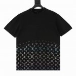 Louis Vuitton 路易威登 老花彩钻渐变毛织短袖 原版16,200购入开发，采用高质纯棉纱线14S细针德国横机织造，裁片织成后环保固色定染。下摆字母水