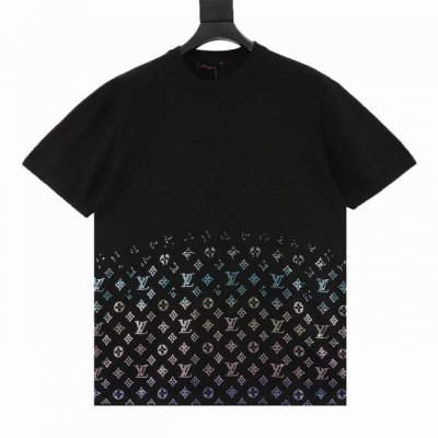 Louis Vuitton 路易威登 老花彩钻渐变毛织短袖 原版16,200购入开发，采用高质纯棉纱线14S细针德国横机织造，裁片织成后环保固色定染。下摆字母水
