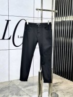 普拉达 2025Ss春夏 新款休闲牛仔裤 高端定制系列 进口高密度定制纯棉单宁面料 舒适柔软亲肤 5笔挺不易起皱 简单明了 超级百搭上身效果超级棒时尚百搭 笔挺