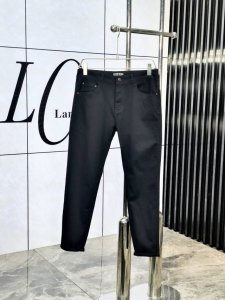 普拉达 2025Ss春夏 新款休闲牛仔裤 高端定制系列 进口高密度定制纯棉单宁面料 舒适柔软亲肤 5笔挺不易起皱 简单明了 超级百搭上身效果超级棒时尚百搭 笔挺