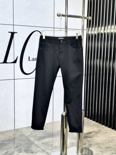 普拉达 2025Ss春夏 新款休闲牛仔裤 高端定制系列 进口高密度定制纯棉单宁面料 舒适柔软亲肤 5笔挺不易起皱 简单明了 超级百搭上身效果超级棒时尚百搭 笔挺