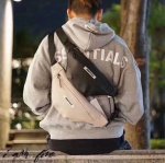 上新 高品质 Fog Fear Of God Essentials 19Ss Fog复线高街pu皮腰包斜挎包胸包 这款包的确让人眼前一亮的感觉 设计经典大方比较
