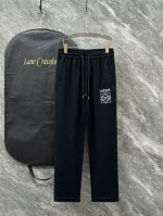 loe# 2025 铜氨丝莫代尔空气层春夏休闲裤子 美学的焕新诠释,演绎浓郁的格调型时尚风范,细节感和设计感强悍.经典品牌标识做为色彩搭配,演绎经典的品牌时尚,