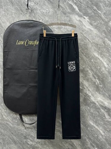 loe# 2025 铜氨丝莫代尔空气层春夏休闲裤子 美学的焕新诠释,演绎浓郁的格调型时尚风范,细节感和设计感强悍.经典品牌标识做为色彩搭配,演绎经典的品牌时尚,