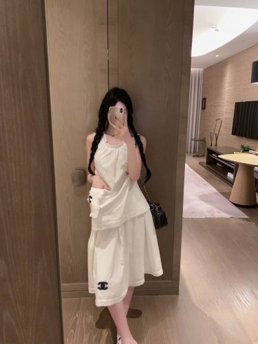 新品上新 Chane* 香奶儿 花边蕾丝背心半身裙套装 高级定制 Chane*小香中古背心半身长裙套装～～ 款号：002768 尺码：Sml 尺码见图末