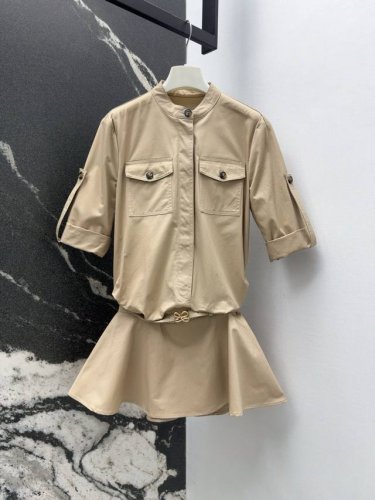 loe 25Ss 春夏新品棉质衬衫式连衣裙 定制腰带修饰整体线条 丰富多元的帅气风格 气质挽袖设计灵活多变 立体剪裁低腰廓形喇叭裙版型上身超显瘦 老钱风与学院风
