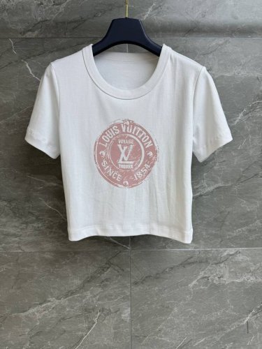 高版本出货啦 L家徽标印花短T恤 2025航海系列 圆领领口设计 经典Logo徽标印花 配色时髦减龄 进口纯棉面料 轻薄舒适亲肤 短款版型 上身显瘦又百搭 商标