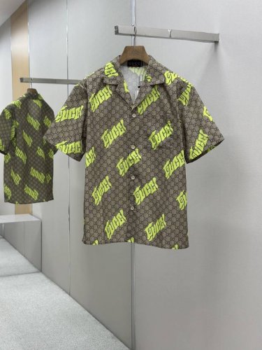 gucci 2025Ss春夏新款针织翻领短袖衬衣 经典咖色互扣图案 满身绿色字母Logo印花 前胸贴布口袋 刻字纽扣开合门襟 直筒剪裁版型不挑人穿 size S