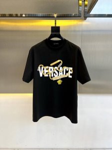 vers范思哲 2025S新品时尚潮流休闲短袖T恤 采用进口双纱欧棉面料 温儒柔软 细腻柔软 上身自然是舒适 凉爽 胸前印花图案Logo时尚立体 颜色十分清晰