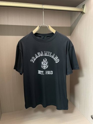 prada 男士时装款圆领短袖T恤，贸易公司洋行货，高级限定款，25年春夏新品，明星级人气单品！ 客供埃及进口顶级面料，甄选尼罗河区域光照极好的上等棉花原料，经