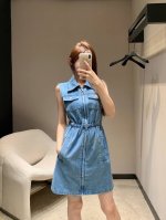 上新 Miumi* 缪缪 25Ss无袖牛仔连衣裙时髦低调气质又奢华高级！版型百搭不挑人，做工品质看细节。白富美必入！强烈推荐 高品质！！ 颜色：蓝色 码数：Sm