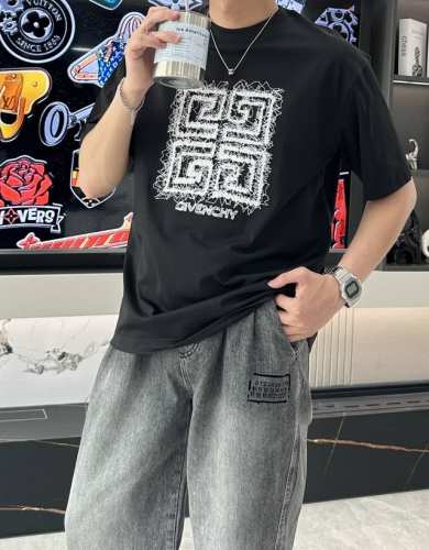 纪梵希 2025春夏新款首发专柜最新款短袖圆领T恤 高端订制 设计前卫时尚！品牌Logo重工艺设计 高端定制丝光云朵棉面料.手感柔软.穿着舒适.专柜级别精致车线