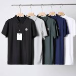 Moncler 蒙口新款休闲商务polo衫，25年夏季新款。顶级工艺，采用高品质珠地桑蚕丝面料，透气性良好，精美立体，穿着舒适透气，彩条间色针织领，细节到位，简