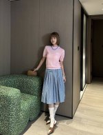 miu 25夏季新款 镂空针织短袖上衣 通体利用镂空钩针肌理交织勾勒出波浪菱格花纹图案凸显穿搭高级感 单穿叠穿均可四季时尚穿搭首选。两个色Sml