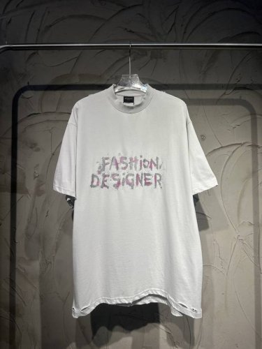 balenciaga巴黎世家Blcg最新款Fashion Designer系列珠光印花不规则下摆 磨破短袖 平纹针织面料 圆领短袖 不对称底部 正面饰以Fash