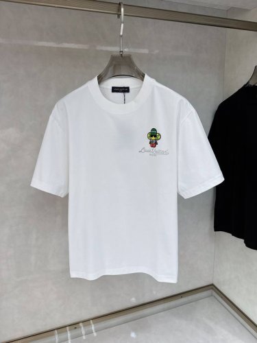 lv 2025春夏系列基础圆领套头短袖T恤，男女同情侣款休闲宽松棉质圆领短袖T恤衫！贸易公司渠道稀出，同步官网发售 ！ 2025春夏最新系列，经典时尚设计元素，