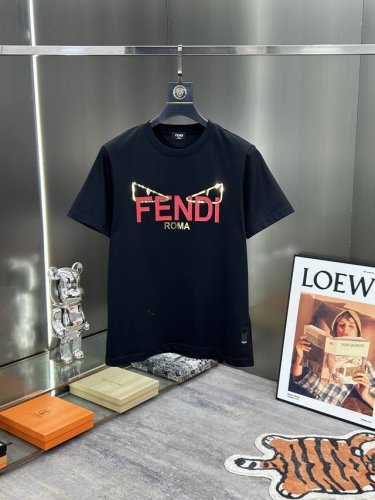 p200 Fendi 2025新品男士休闲圆领刺绣短袖T恤 ，300克纯棉面料，简单大气的款式，甄选优质面料密度紧实久穿不易变形，微弹力柔软有质感，上身舒适性与