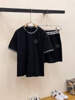 品牌 D&G杜嘉班纳 2025圆领短袖短裤套装 纯棉面料上身不会闷热，爽滑舒适的亲肤效果更加透气，面料自带肌理感 经典徽标工艺 独有的角度全新演绎 时尚百搭首选