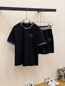 品牌 D&G杜嘉班纳 2025圆领短袖短裤套装 纯棉面料上身不会闷热，爽滑舒适的亲肤效果更加透气，面料自带肌理感 经典徽标工艺 独有的角度全新演绎 时尚百搭首选