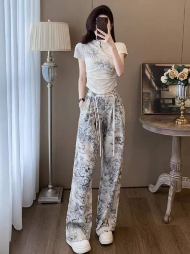 码数：S-M-L-Xl-Xxl 颜色：灰白色~花色 面料：棉~聚酯纤维 描述： 夏日超时髦的新中式淑女两件套，百搭气质显高挑 上身斜扣撞色搭配版型，很显年轻哦