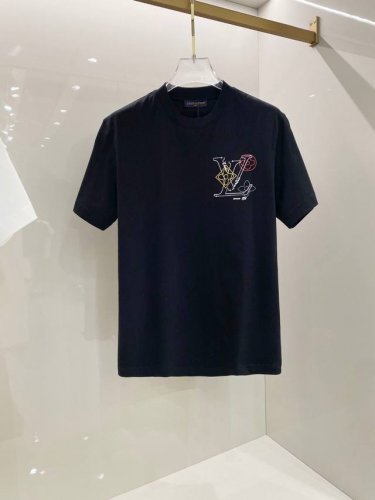 lv 2025早春新款男女同款短袖T恤，！定制专属纯棉面料，定制原版工艺螺纹，胸前重工字母Logo工艺设计！简约大方，从容百搭，档次极高，完美融入时尚还有风情感