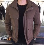 P620Lp家新款时尚商务休闲兼具翻领羽绒服来袭穿起业一点臃肿的感觉都没有 无缝粘胶直充90%白鸭绒 无过多的装饰 简约而干净 客供进口针织丹宁混纺面料 防钻绒