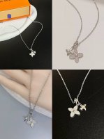 Lv路易威登 双花项链 配全套包装 不规则双花项链 小众独特高级品味 相当别致的珠宝视觉 小众高级是很有分量沉甸甸的款 一年四季都很百搭 上身会显得脖颈修长 爱