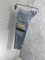 华伦天‘’ 2025春夏高级时装感，超柔牛仔面料 , 浅色洗水牛仔裤。 面料很特殊，超细精仿棉纱混纺，超柔舒适感。 具备牛仔随性感 ,休闲感 ,有轻松感 ,时尚
