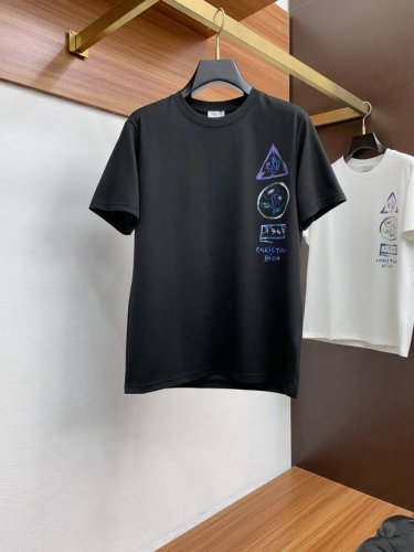 迪奥 Ss新工艺Logo纯棉质阔版圆领男士短袖T恤，新季新推系列将标识巧妙融入设计，塑就一系列充满复古风情的运动风单品。在这款百搭T恤上，带着一丝怀旧意蕴的图案