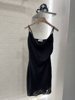 Saint Lauren*2025新品上架 肌理感荡领吊带裙 定制Yb进口绸缎面料 质感高级舒适 细肩吊带裙剪裁 通体格纹凹凸肌理感面料 配合胸前平口荡领设计