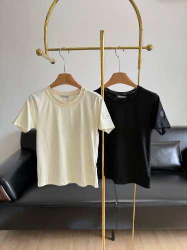 Moncler盟可睐 春夏新品 女士钩织元素棉质T恤 整体更具青春活力风格，凸显现代都市的时尚感，上身大气出彩，效果极佳，搭配更是省心省力，无论是休闲运动还是高