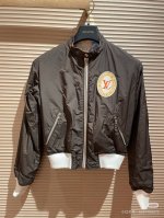 Louis Vuitto*新品上架 双面夹克外套 定制Yb进口尼龙材质 透气舒适 质感十足 沿用两面穿版型设计 一面大身棕色胸前标志性刺绣字母徽章点缀 一面满印