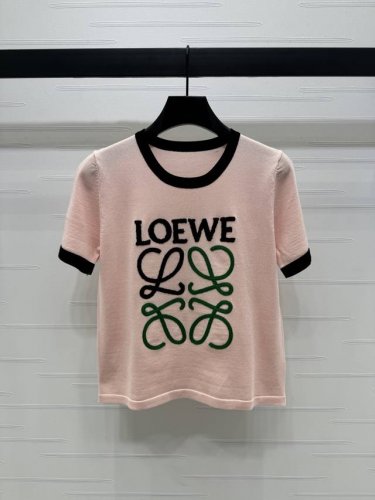P210 上新原单高端品质Loew*2025春夏最新系列！撞色Logo针织短袖！撞色螺纹包边于领口袖口和下摆 保持基调协调统一丰富设计层次 让青春气息倍增 胸前