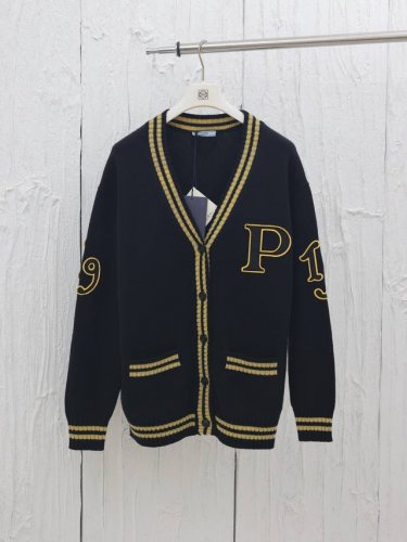 prada* 普拉达25Fw新款黑金刺绣毛织开衫 纱线由50%羊毛50%腈纶加弹力丝组成，由7针大勾机织片，每件耗时120分钟，前片原身出口袋，口袋两侧没有骨位