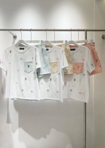 louis Vuitton Lv 驴家彩色字母四叶草刺绣口袋圆领短袖T恤松紧腰短裤套装 款号：25673404909 颜色：蓝色 黄色 粉色 尺码：Sml S码
