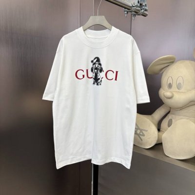 Gucci 春夏限定款，定制织梦雅韵罗纹棉 质感细腻 舒适贴肤 以纯黑之色 诠释着优雅 标志性地标识跃然衣上 低调却醒目 彰显独特身份与魅力 凸显肩部线条 感受