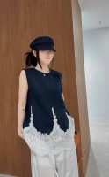爆款来袭 重工蕾丝钩花亚麻无袖上衣 领口简约 衣身下方边缘处饰有精致蕾丝 花纹细腻 增添了柔美的浪漫氛围与层次感 蓝白 Smlxl