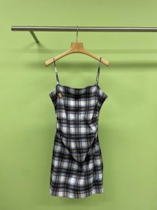 acne Studios2025春夏新款格纹徽章吊带裙 以经典蓝白为主调 间杂着沉稳灰 交织出独具韵味的格纹图案 这条格子裙把甜辣氛围感玩明白了 法式少女感直接