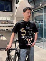 Lv 三标齐全。 2025夏季新款最新品短袖T恤，专柜同步有售，原单狠货，时尚进口原版科技面料，上身舒适透气，原版定制五金辅料，上身帅气有型，三标齐全，推荐款，