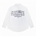 maison Margiela 马吉拉Mm6数字Logo印花纯色棉质长袖衬衫 男生女生日常穿搭 太好看吧 整件衬衫采用订织订染的面料 表面自带清晰自然的纹理细节