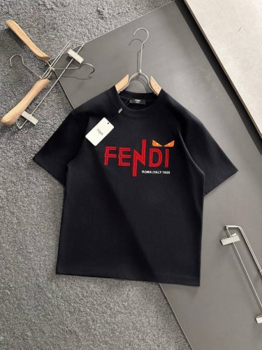fd 备注有两个版本 注意细节 2025Ss春夏最新款圆领时尚短袖T恤，官网同步，专柜纯棉面料！贴肤舒适，耐看又好穿，经典简约Logo设计，原厂工艺一丝不苟，型