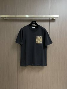 loewe罗意威 2025Ss 口袋压花Logo短袖T恤 采用 G 精梳棉面料 32支双股双纱打造 胸口真皮口袋九宫格Logo 采用真皮激光切割 经过水洗缩水软